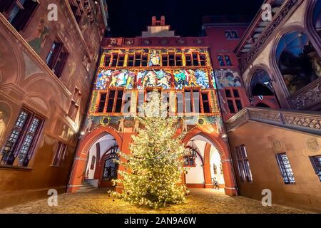 Albero di Natale presso il municipio di Basilea, una cinquecento anni vecchio edificio che domina la Marktplatz a Basilea in Svizzera Foto Stock