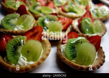 Piccole Crostate di frutta riempita con creme Patissiere nel Buffet all'Azul Beach Resort Hotel, Puerto Morelos, Riviera Maya, Cancun. Messico. Foto Stock