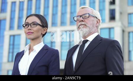 Due fiducioso business partner in piedi all'aperto Centro Uffici, esperienza Foto Stock