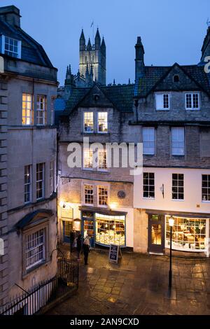 Sally Lunn storici della casa di mangiare e con il Museo Abbazia di Bath illuminata di sera, bagno, Somerset, Inghilterra, Regno Unito, Europa Foto Stock