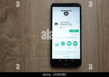 L'app TomTom GPS Navigation Traffic sul sito Web di Google Play Store viene visualizzata sullo smartphone Huawei Y6 2018 Foto Stock