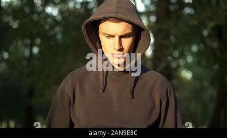 Reati gravi nel cofano illuminato con luce, decisione di confessare la criminalità Foto Stock