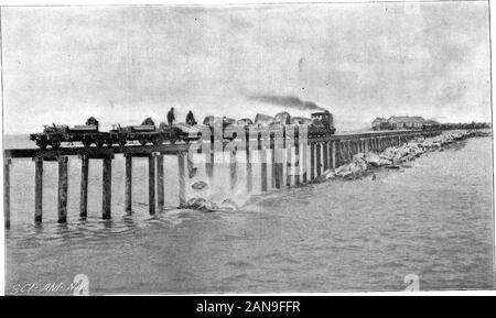 Scientific American Volume 78 Numero 03 (Gennaio 1898) . Il file JET-driver utilizzato nella costruzione del traliccio. Essi erano di 20 piedi largo e 64 piedi (la lunghezza offour bents) di lunghezza e 5 metri di spessore. Quelle sul lato sono state 20 piedi da 20 piedi in area e 3 piedi in spesse-ness. Essi sono stati tutti costruiti di spazzola e poli, con fiveor sette fermate alternati in direzione sugli strati ofbrush e fissata saldamente dal filo o corda di thepoles. L'immissione della linea esterna della posizione mattressesin ha richiesto la costruzione di automobili speciallaunching. Queste consistevano di piatta su vetture whichframes o p Foto Stock