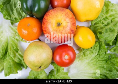 Close up di sano bio cibo sul tavolo. Frutta e verdura biologiche da sul giardino della fattoria. Mazzetto di raccolto fresco, non modificati geneticamente la cucina. V Foto Stock