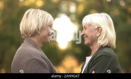Senior amiche felice di vedere ogni altro dopo molti anni di amicizia Foto Stock