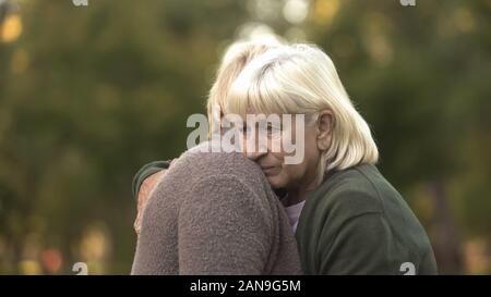 Premuto donne mature avvolgente per il supporto di ogni altro, problemi familiari, cura Foto Stock