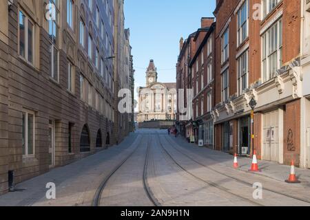 Piste di tram recentemente disposte a Pinfold Street, nel centro di Birmingham, West Midlands, Regno Unito Foto Stock