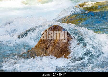 Acque cristalline del fiume di montagna che tumbling sopra i massi in Nepal Himalaya Foto Stock