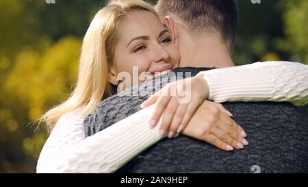 Felice donna che indossa bellissimi orecchini che comprenda l'uomo, gioielli presente da maschile Foto Stock