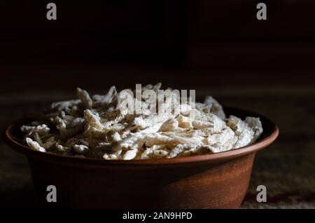 Close-up di snack sani in un vaso di argilla. Vista laterale. Messa a fuoco selettiva. Foto Stock