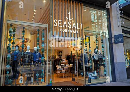 Seasalt Cornwall negozio di abbigliamento esterno vista shopfront in negozi di high street city centre Cardiff Wales UK KATHY DEWITT Foto Stock