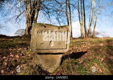 Un cartello sulla Offa's Dyke percorso nei pressi di Hay-on-Wye, Wales, Regno Unito Foto Stock