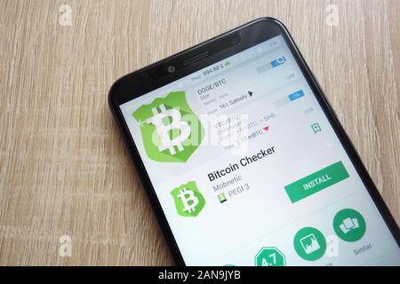 Bitcoin Checker app su Google Play Store sito web visualizzato su Huawei Y6 smartphone 2018 Foto Stock