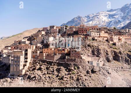 Incredibile villaggio berbero situato in alta montagne Atlas, Aroumd, Marocco Foto Stock