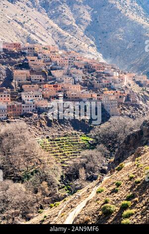 Incredibile villaggio berbero situato in alta montagne Atlas, Aroumd, Marocco Foto Stock