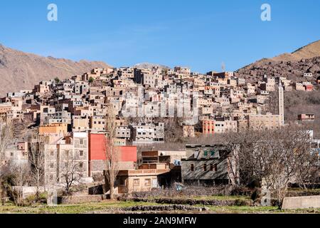 Incredibile villaggio berbero situato in alta montagne Atlas, Aroumd, Marocco Foto Stock