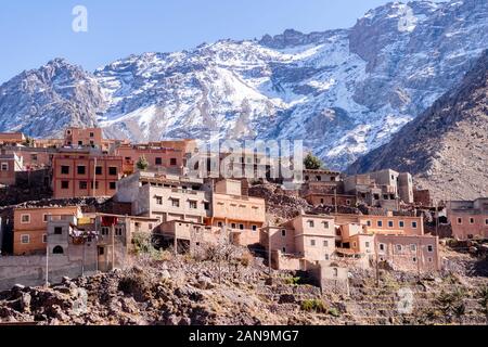 Incredibile villaggio berbero situato in alta montagne Atlas, Aroumd, Marocco Foto Stock