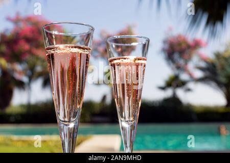 Due bicchieri di champagne sul tavolo di vetro in outdoor bar resort Foto Stock