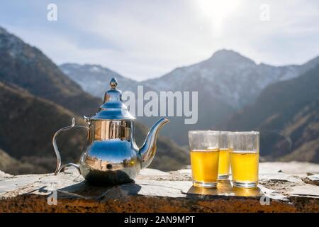 Marocchino famoso tè alla menta e bollitore d'argento in Alto Atlante, Aroumd Foto Stock