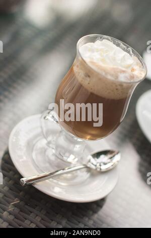 Una tazza di caffè sul tavolo rattan Foto Stock