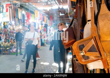 Mercato con borse in pelle nella medina di Marrakech, Marocco Foto Stock