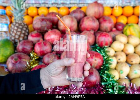 Succo di frutta misto su sfondo di frutta venduta nel mercato all'aperto in Marrakech, Marocco Foto Stock