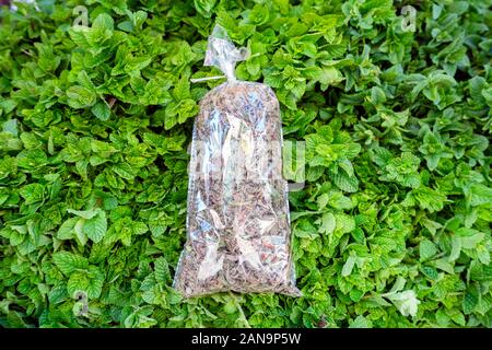 Asciugare le erbe borsa pronto per preparare il tè alla menta fresca background in Marrakech, Marocco, Africa Foto Stock