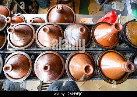 Deliziosi tajine marocchini preparati e serviti in pentole di creta, Marrakech Foto Stock