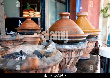 Deliziosi tajine marocchini preparati e serviti in pentole di creta, Marrakech Foto Stock