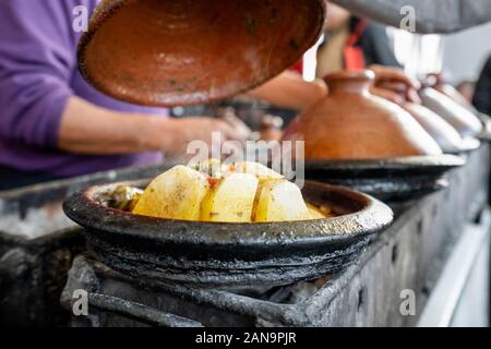 Deliziosi tajine marocchini preparati e serviti in pentole di creta, Marrakech Foto Stock