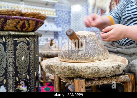 La produzione tradizionale di olio di argan in Marrakech, Marocco Foto Stock