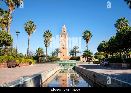 La moschea di Koutoubia dal XII secolo nella città vecchia di Marrakech, Marocco Foto Stock