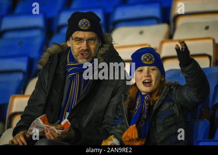 14 gennaio 2020, Greenhous Prato, Shrewsbury, Inghilterra; Emirates FA Cup, Shrewsbury Town v Bristol City :Home supporto godendo la partita Credito: Gareth Dalley/news immagini Foto Stock