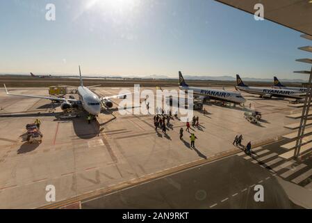 Aeroporto internazionale Region de Murcia, Corvera, Spagna. 16 gennaio 2020. A causa dell'incendio verificatosi all'aeroporto di Alicante il giorno precedente, molti voli europei sono stati deviati verso l'aeroporto relativamente nuovo e normalmente tranquillo di Corvera vicino a Murcia, nel sud-est della Spagna. Un certo numero di arrivi e partenze di easyJet e Ryanair del Regno Unito operavano da Corvera, con ulteriori voli cancellati che causavano un grande disagio per i passeggeri. Le compagnie aeree stanno chiedendo ai passeggeri di effettuare il proprio viaggio di 96 km da Alicante per volare da Murcia per le deviazioni Foto Stock