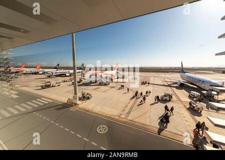 Aeroporto internazionale Region de Murcia, Corvera, Spagna. 16 gennaio 2020. A causa dell'incendio verificatosi all'aeroporto di Alicante il giorno precedente, molti voli europei sono stati deviati verso l'aeroporto relativamente nuovo e normalmente tranquillo di Corvera vicino a Murcia, nel sud-est della Spagna. Un certo numero di arrivi e partenze di easyJet e Ryanair del Regno Unito operavano da Corvera, con ulteriori voli cancellati che causavano un grande disagio per i passeggeri. Le compagnie aeree stanno chiedendo ai passeggeri di effettuare il proprio viaggio di 96 km da Alicante per volare da Murcia per le deviazioni Foto Stock