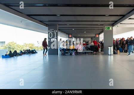 Aeroporto internazionale Region de Murcia, Corvera, Spagna. 16 gennaio 2020. A causa dell'incendio verificatosi all'aeroporto di Alicante il giorno precedente, molti voli europei sono stati deviati verso l'aeroporto relativamente nuovo e normalmente tranquillo di Corvera vicino a Murcia, nel sud-est della Spagna. Un certo numero di arrivi e partenze di easyJet e Ryanair del Regno Unito operavano da Corvera, con ulteriori voli cancellati che causavano un grande disagio per i passeggeri. Le compagnie aeree stanno chiedendo ai passeggeri di effettuare il proprio viaggio di 96 km da Alicante per volare da Murcia per le deviazioni Foto Stock