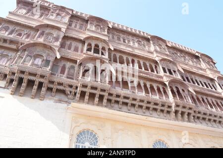 La vista della città e del Forte Maherangarh sulla collina di Chidiyakut di Jodhpur Foto Stock