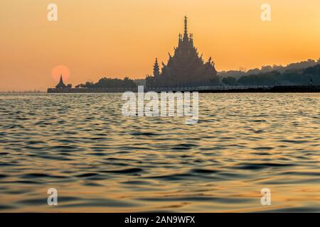 Santuario della Verità della costruzione del tempio su sunrise in Pattaya, Thailandia. Il santuario è un edificio di legno riempita con sculture basate su traditio Foto Stock