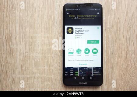 Binance - Scambio Cryptocurrency app su Google Play Store sito web visualizzato su Huawei Y6 smartphone 2018 Foto Stock