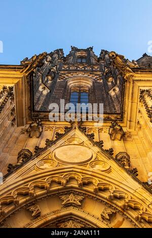 Guardare verso il cielo da un ingresso della Cattedrale di San Vito Foto Stock