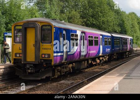 Classe 150 unità a Manchester a Buxton treno attende a Furness vale la stazione. Foto Stock