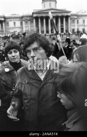 Philip Agee ex membro della CIA e autore, a Londra per la pubblicazione del suo libro Inside the Company, pubblicato per la prima volta nel Regno Unito a causa di difficoltà legali negli Stati Uniti. Trafalgar Square Londra 1976. Lì per sostenere una dimostrazione per fermare la deportazione di His e Mark Hosenball negli Stati Uniti..1970 UK HOMER SYKES Foto Stock