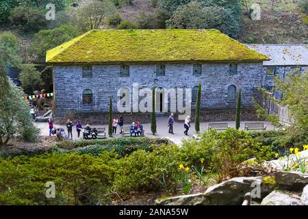 Il Vecchio Mulino in Dell a Bodnant Gardens, Tal-y-Cafn, Conwy, Wales, Regno Unito Foto Stock