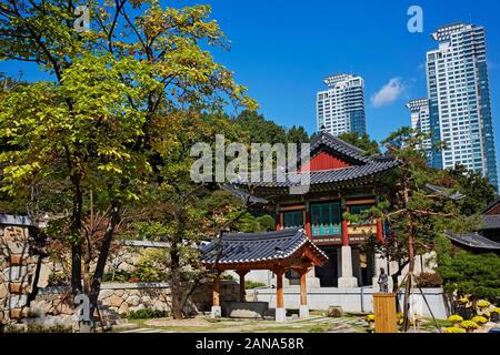 Tempio Bongeunsa con grattacieli del quartiere di Gangnam di Seoul Foto Stock