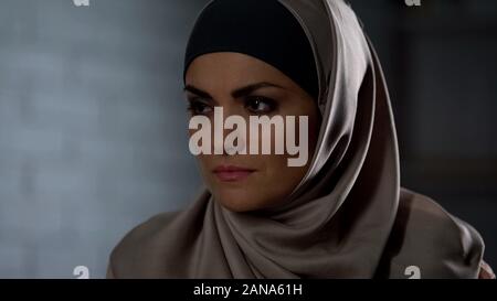 Femmina infelice in hijab sentendosi ferita, occhi tristi lacrime, depressione, della disperazione Foto Stock
