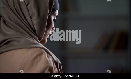 Infelice donna araba in hijab close-up, umore pessimista, il dolore, la malinconia Foto Stock