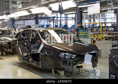 Russia, Izhevsk - Dicembre 14, 2019: Lada Automobile impianto Izhevsk, parte del gruppo AVTOVAZ. Il corpo di nuove automobili sulla linea di trasporto. Foto Stock