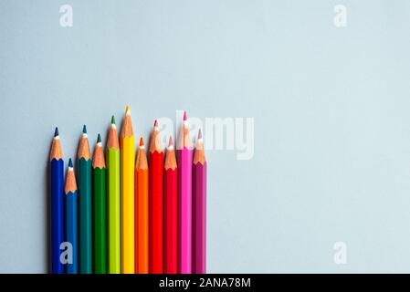 Matita colorata su sfondo blu Foto Stock
