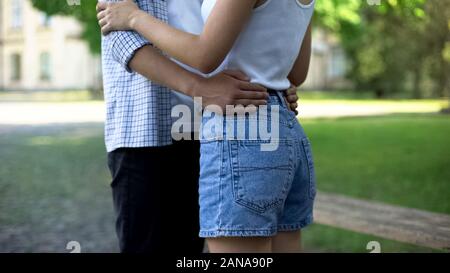 Paio di adolescenti in ballo nel parco, data romantico, felice insieme, momento magico Foto Stock