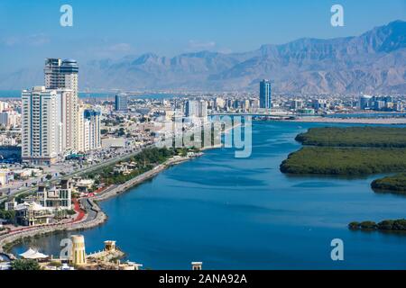 Vista aerea di Ras al Khaimah Emirati Arabi Uniti a nord di Dubai, guardando la città, , Jebal Jais - e lungo la Corniche. Foto Stock